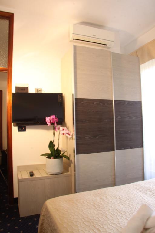 Hotel Tilly Чезенатіко Екстер'єр фото