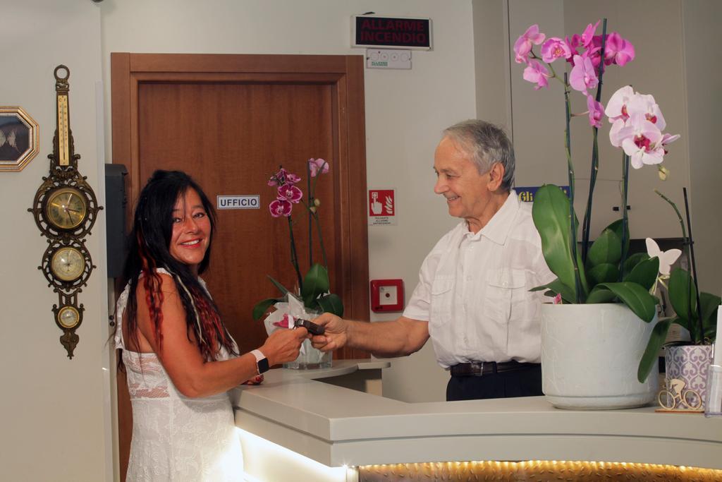 Hotel Tilly Чезенатіко Екстер'єр фото
