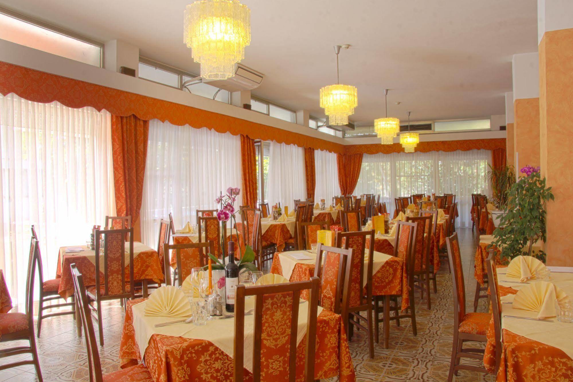 Hotel Tilly Чезенатіко Екстер'єр фото