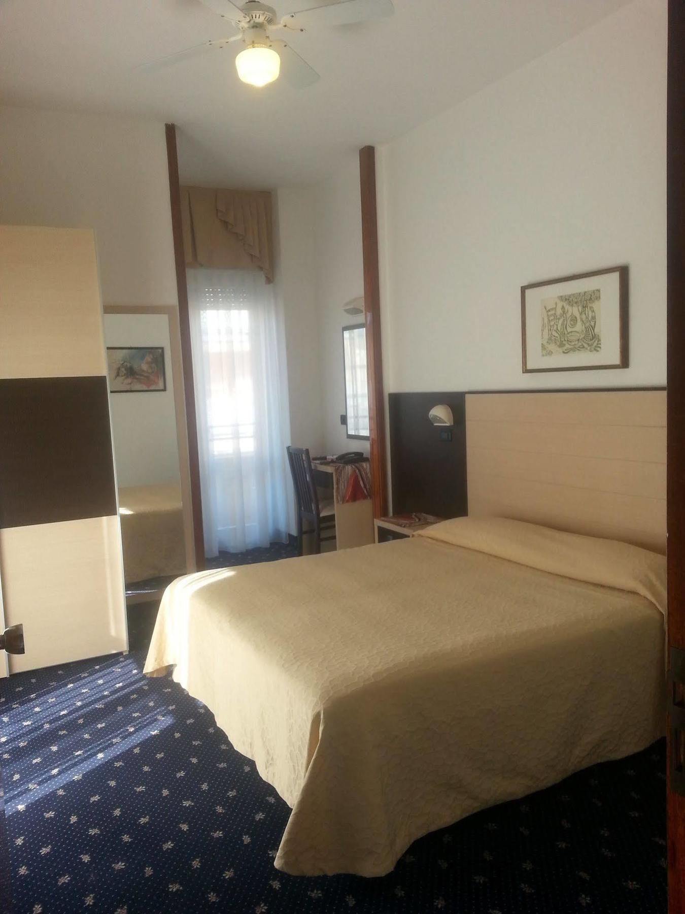 Hotel Tilly Чезенатіко Екстер'єр фото